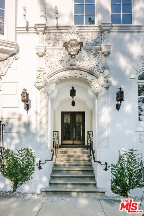 Building Photo - 1302 N Sweetzer Ave