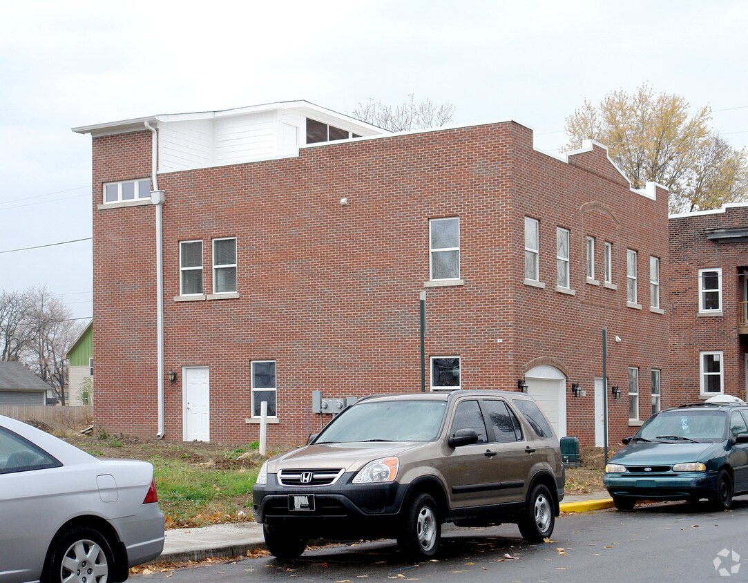 Building Photo - 661 E 24th St