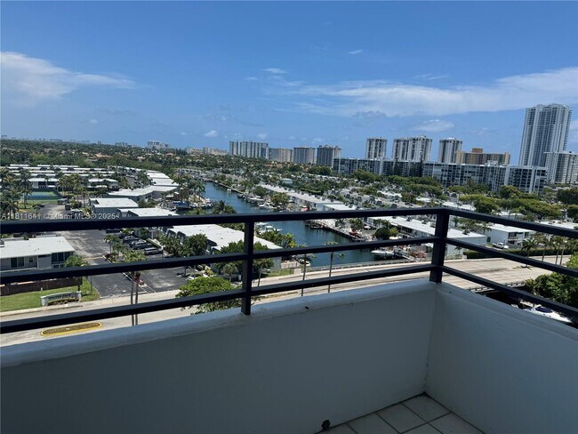 Foto del edificio - 2500 Parkview Dr