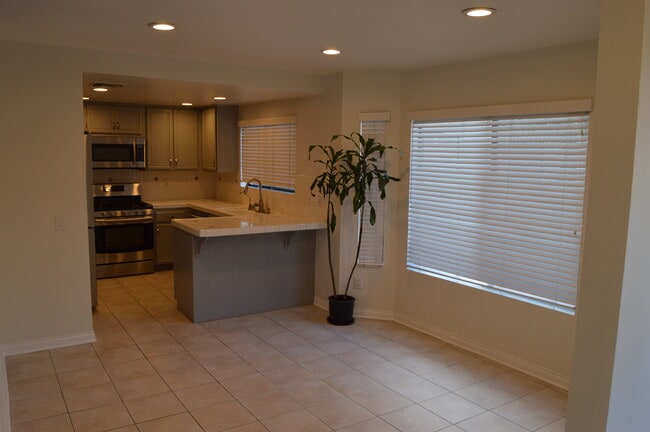 Dining area - 14050 Magnolia Blvd