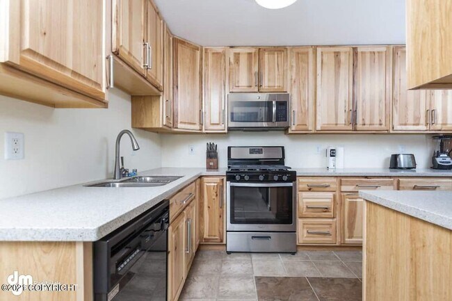 Foto del edificio - Furnished 3bed/1.5 bath near shopping and more!