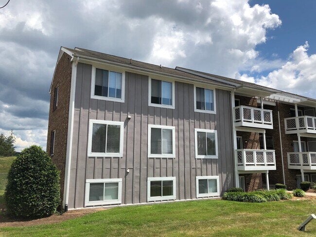 Foto del edificio - Blacksburg, 4 BR / 2 BA, Available