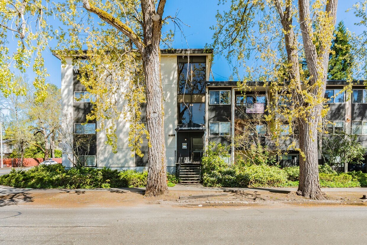 Building Photo - Urban Oasis!
