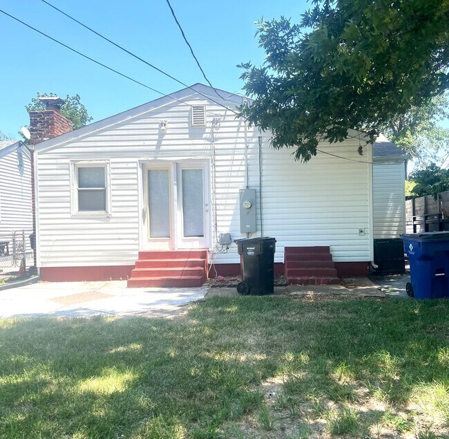 Building Photo - Great Location!!!  2 Bedroom 1 Bathroom Ho...