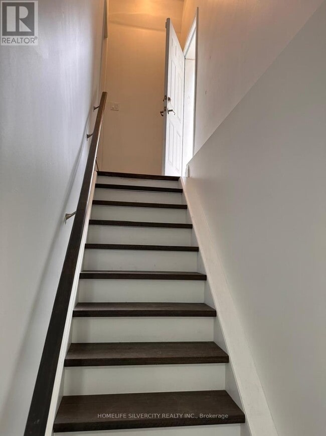 Building Photo - 194 Eaglecrest St