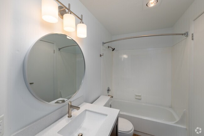 2BR, 2BA - 1,120SF - Skyview 3322