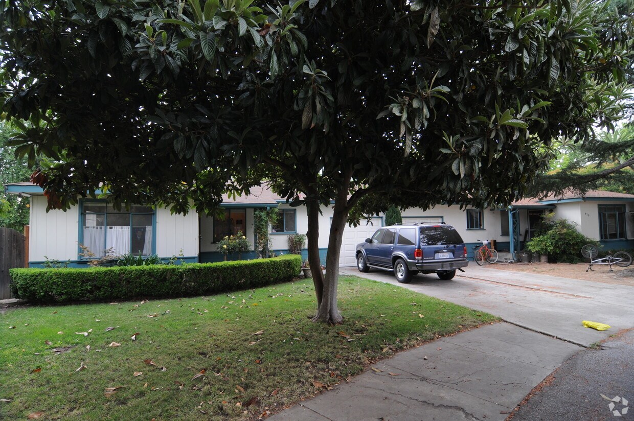 Foto del edificio - 970-972 Michael Dr