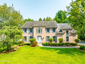 Building Photo - 24 Forest Dr