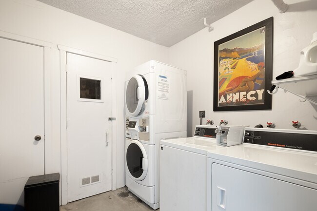 Lavandería común - 2807 Highland Ave