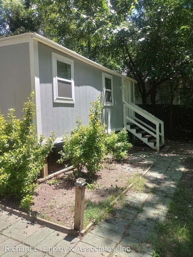 Foto del edificio - 1 br, 1 bath House - 2220-R Weyland Ave