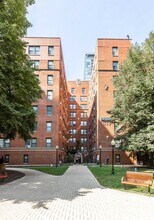 Building Photo - 1140 N La Salle Dr