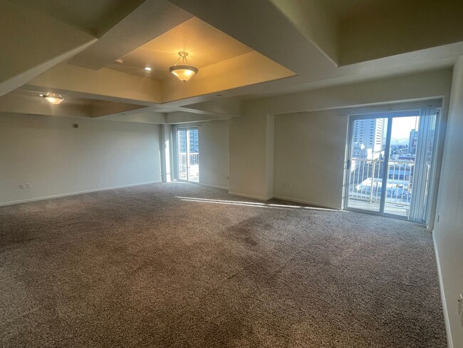 Building Photo - 2 Bedroom Condo in Riverwalk Tower!