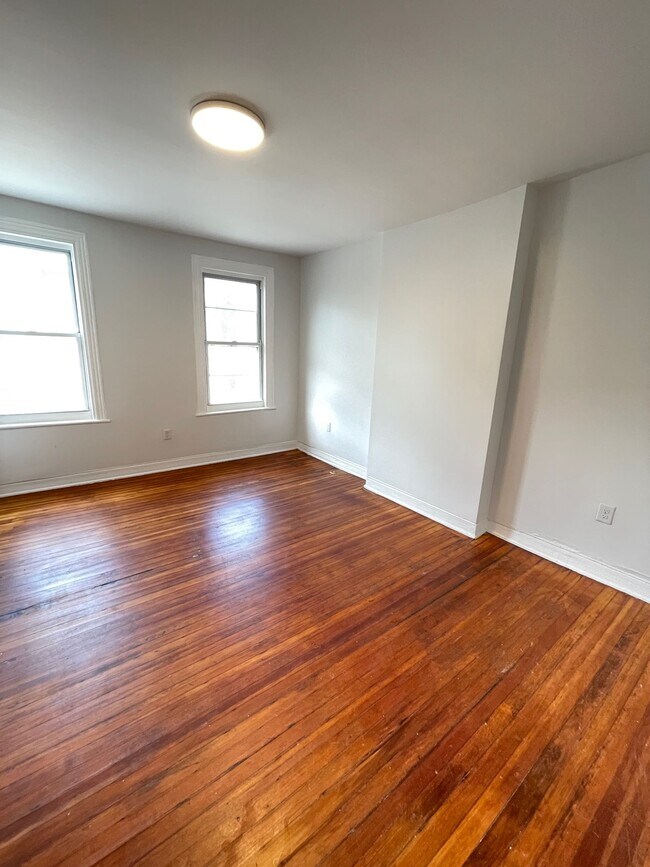 Building Photo - 125 3rd St