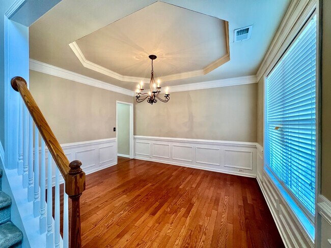 Building Photo - SPACIOUS 5 Bedroom home in ideal location