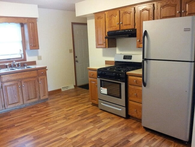 Building Photo - 423 W 2nd Pl