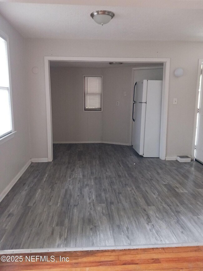 Foto del edificio - 6817 W Virginia Ave
