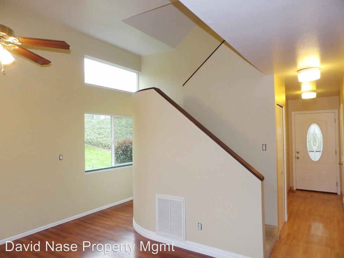 Primary Photo - 1702 NW Lakeway Ln