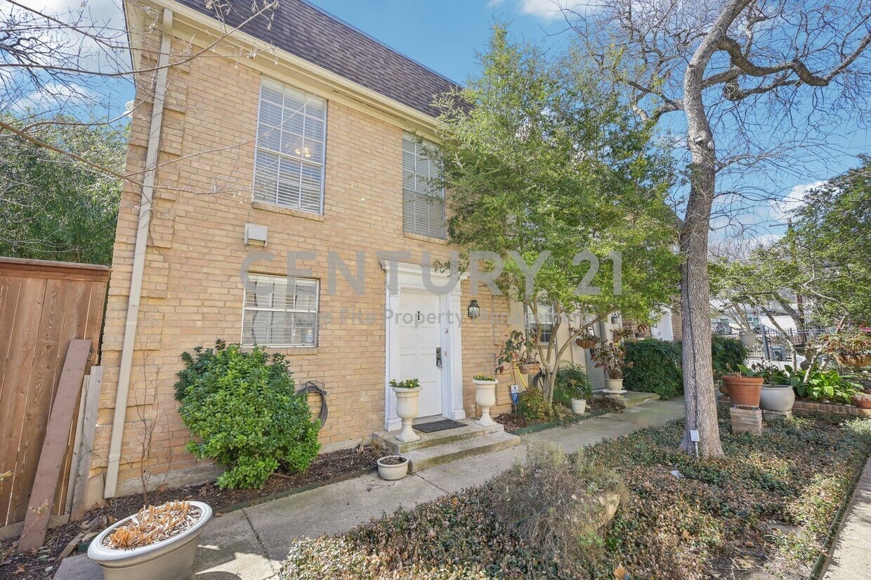 Primary Photo - Charming 2-Story 2/1.5 Condo Ready for Mov...