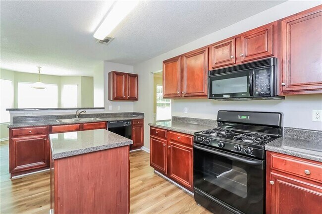 Building Photo - 629 Tomahawk Pl SW