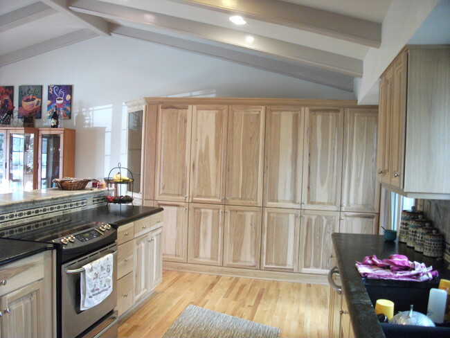 Lots of kitchen space storage - 3242 Grovewood Drive