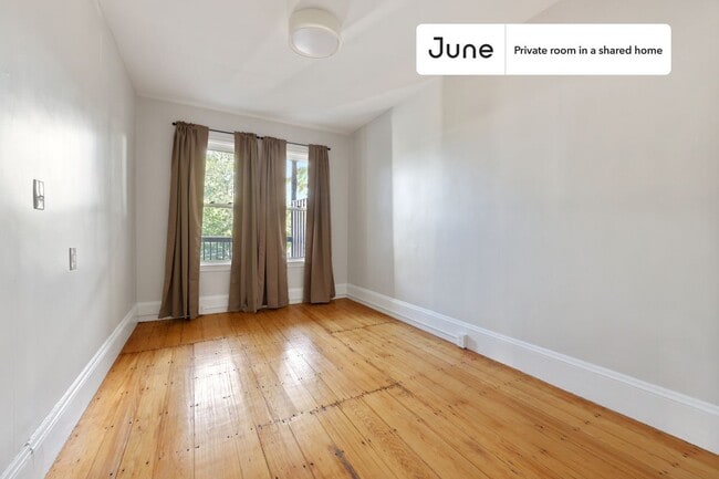 Foto del edificio - Private bedroom in 4 bed/1 bath Home