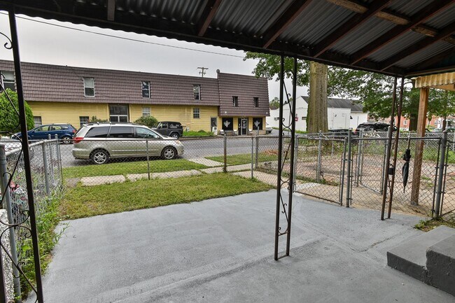 Foto del edificio - 3 Bedroom with Parking on Berryhill