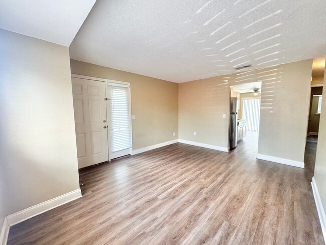 Building Photo - Apartment - Right off Cypress Gardens Blvd!