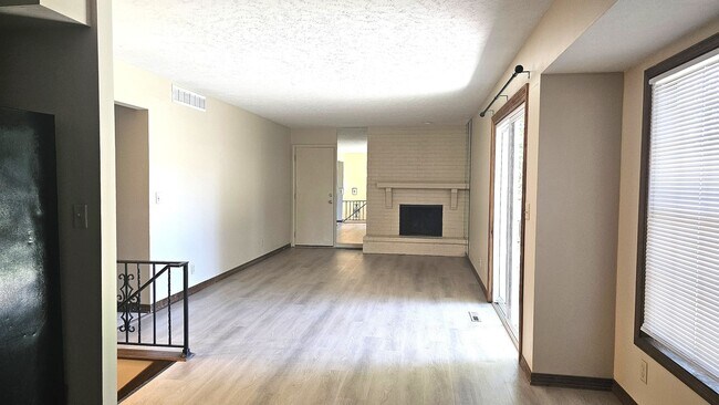 Foto del edificio - Massive 4 bed 2 bath home for rent