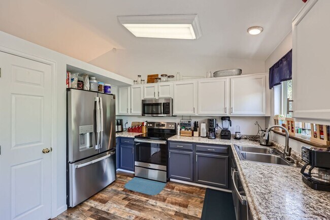 Building Photo - Evolve Real Estate: Fantastic Home with Large Yard Available for Move in on August 2nd
