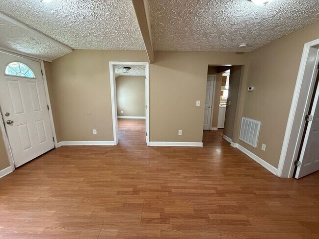 Building Photo - Charming 2 Bedroom House in Woodbine