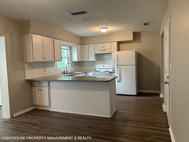 Foto del edificio - Spacious 4 Bed/2 Bath Home with HUGE Fence...