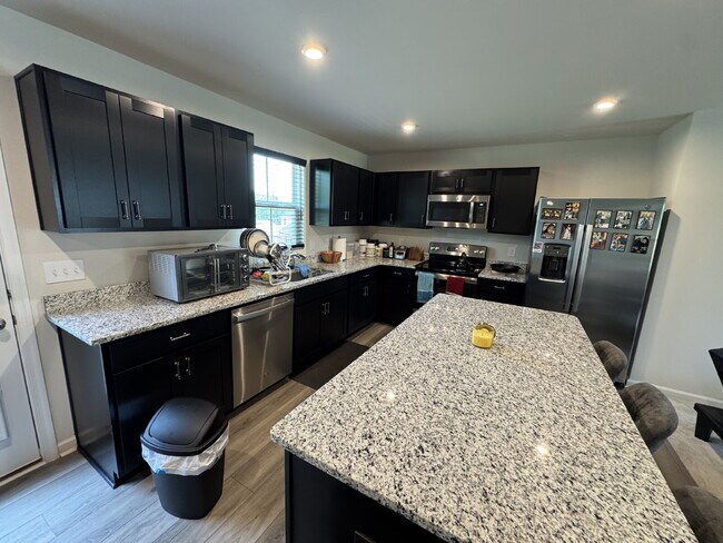 Foto del edificio - 4 bedroom, 2.5 baths in a Seneca neighborhood