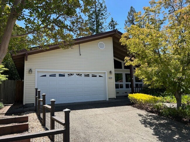 Building Photo - Charming 3bed/2.5Bath  Bennett Valley Home...