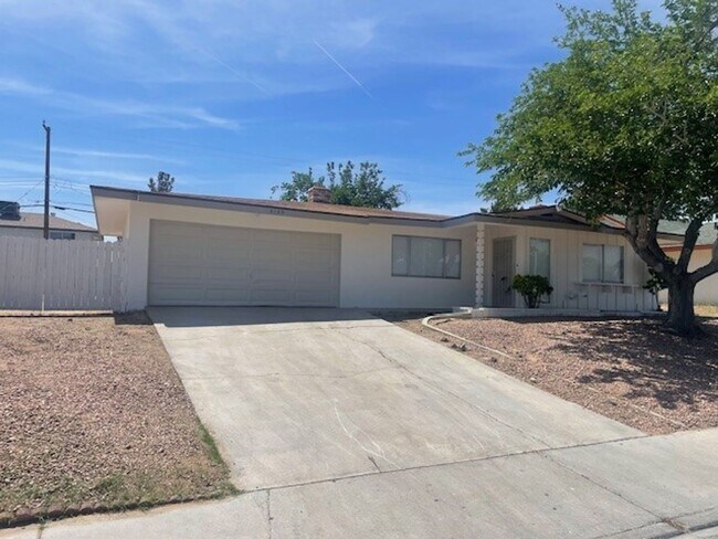 Building Photo - 5129 Sugarfoot Ave ! 3 Bed / 2 Bath !