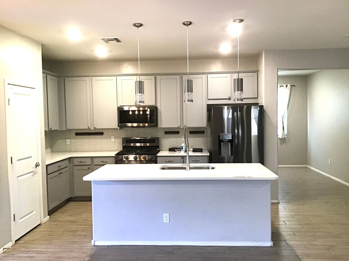 Clean, 3 Bdrm + Den, 2 Bath, 1842 sq/ft in NW area - Clean, 3 Bdrm + Den, 2 Bath, 1842 sq/ft in...