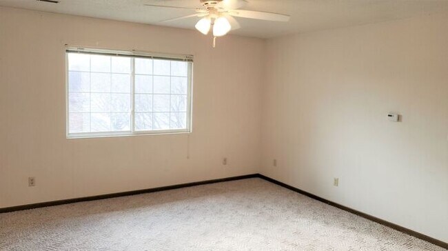 Building Photo - $910 | 2 Bedroom, 1 Bathroom 3rd Floor Con...