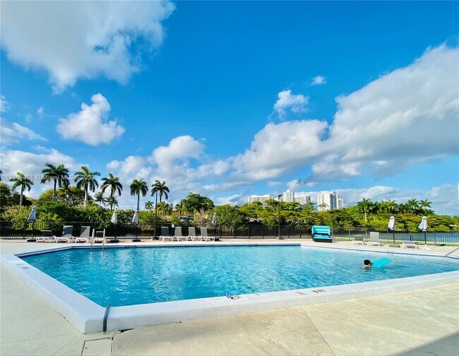 Foto del edificio - 3475 N Country Club Dr