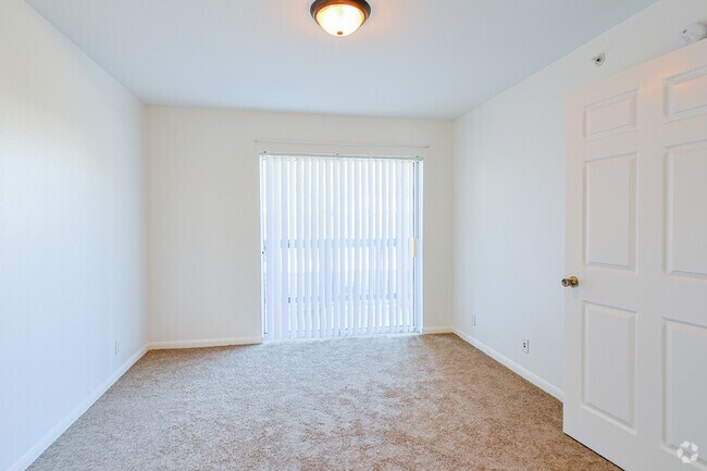 2 habitaciones, 2 baños - 1050 pies cuadrados - Dormitorio principal - Montierra Ranch