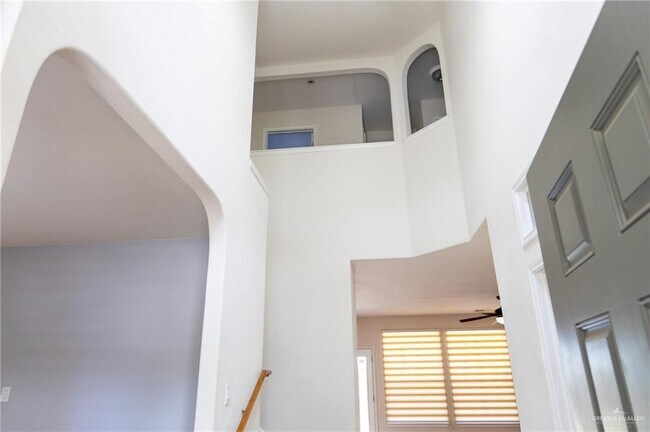 Building Photo - 25 San Sebastian St
