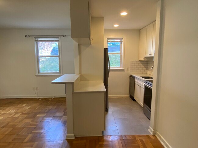 Foto del edificio - 4000 Beecher St NW