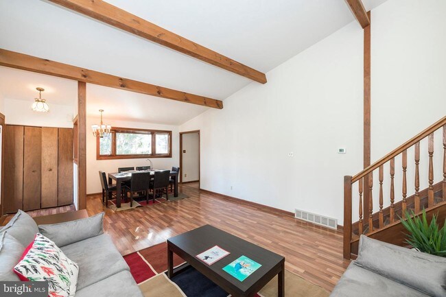 Building Photo - 1642 Sylvan Dr