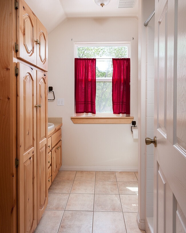 Building Photo - Studio apartment available in Hurricane - ...