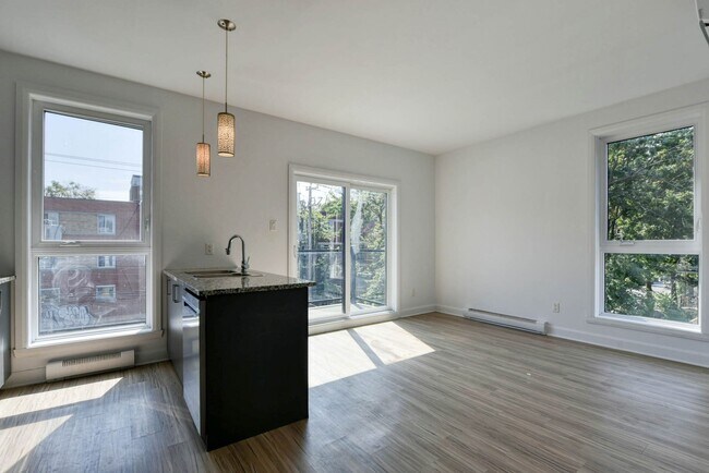 Building Photo - 6600 Av. de Darlington