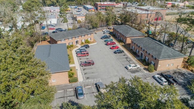 Building Photo - Traditional 1 Bedroom Apartment in West As...
