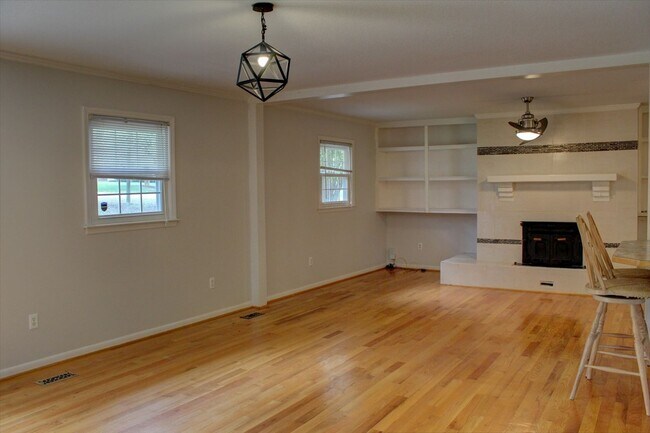 Foto del edificio - Well maintained ranch home available June ...
