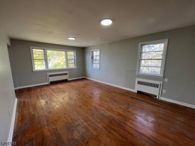 Building Photo - 24 Chelsea Ave
