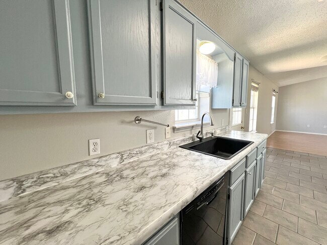 Foto del edificio - 14101 Cherry Hill Dr