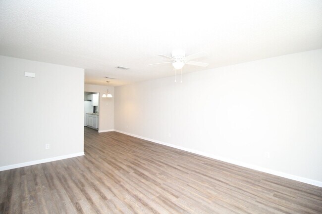 Foto del edificio - 2 bedroom 2 bathroom brick duplex in Milto...