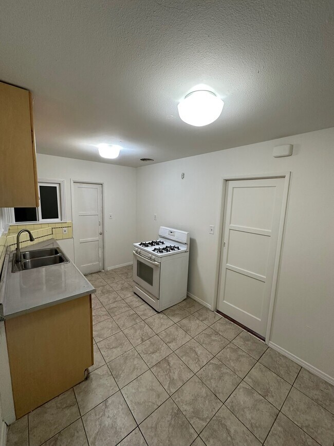 Building Photo - 3447 Caspian Ave