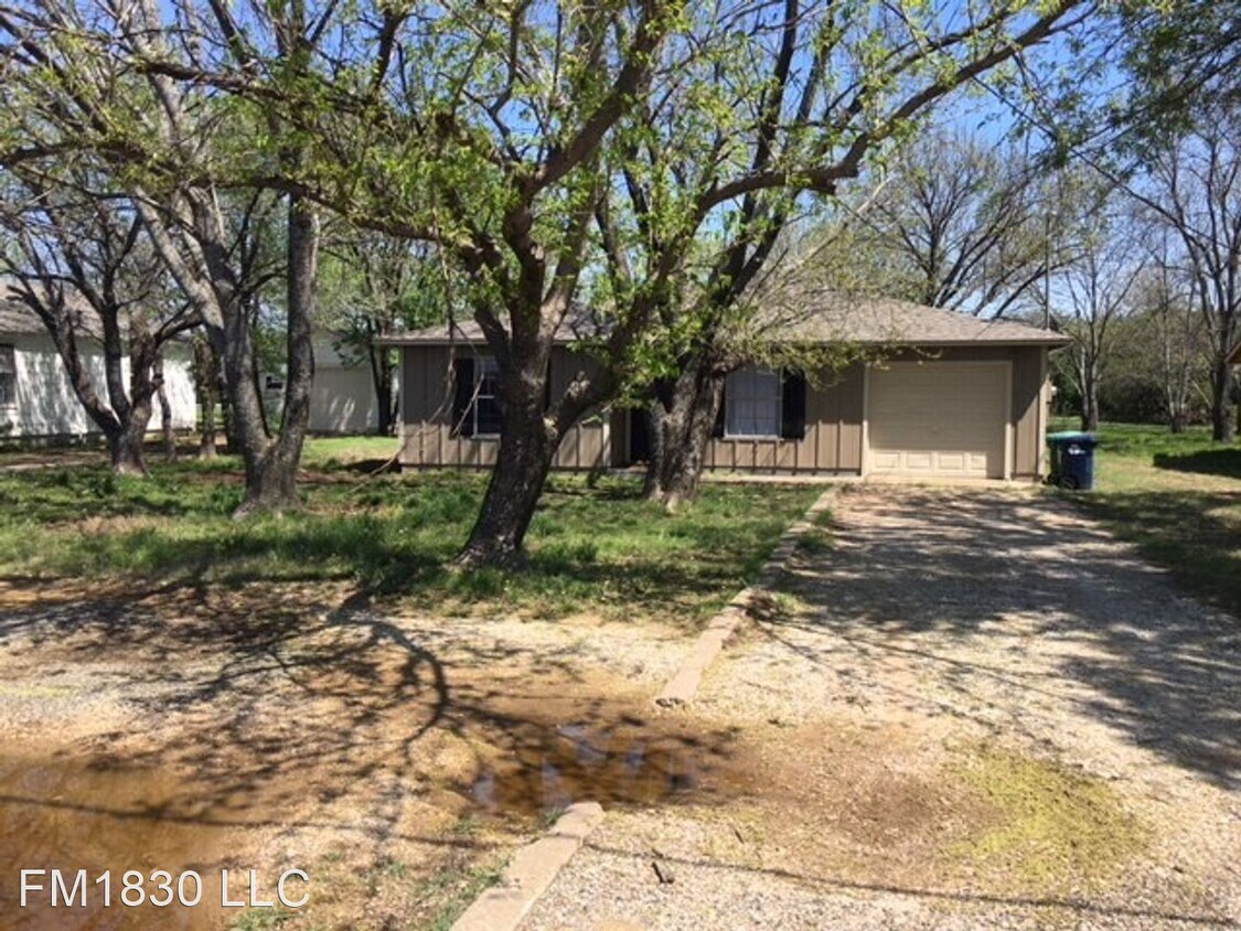 2 br, 1.5 bath House 3525 Country Club Rd House Rental in Denton